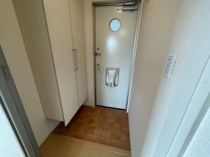 北陸新幹線 金沢駅 バス乗車時間：27分 最寄りバス停で下車 徒歩5分 2階建 築21年の玄関写真