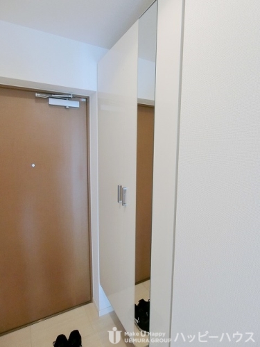 玄関　同マンションの１号室のお部屋の写真になります。現状を優先とし