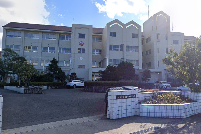 中学校　刈谷市立朝日中学校（中学校）まで614m