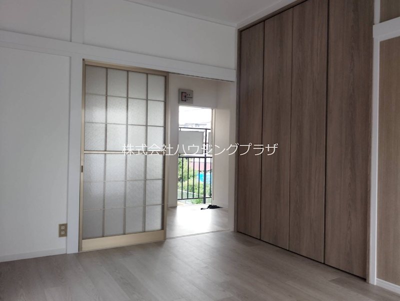 その他　洋室から玄関方向