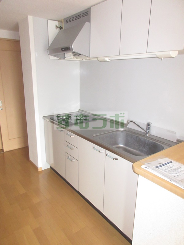 キッチン　写真は同建物別号室のものとなります。