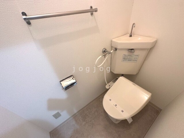 トイレ　嬉しい温水洗浄便座付きのトイレです。