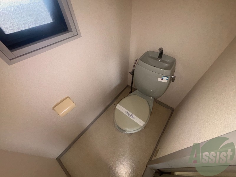 トイレ　トイレは温水洗浄便座です。シンプルな雰囲気になっています。