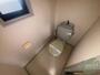 トイレ　トイレは温水洗浄便座です。シンプルな雰囲気になっています。