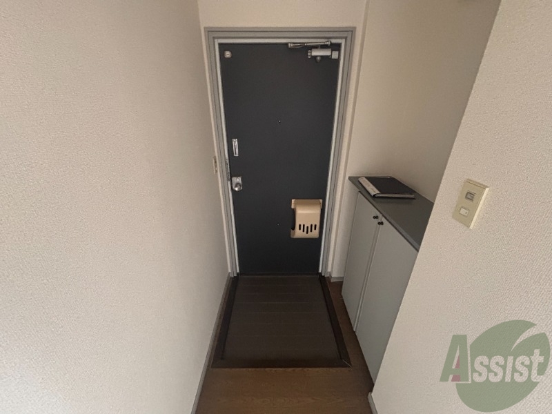 玄関　こちらは玄関のお写真です。広々としていて靴の着脱に便利です