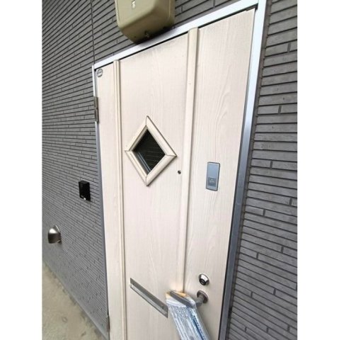 小田急線 相模大野駅 バス乗車時間：25分 最寄りバス停で下車 徒歩10分 2階建 築13年の玄関写真