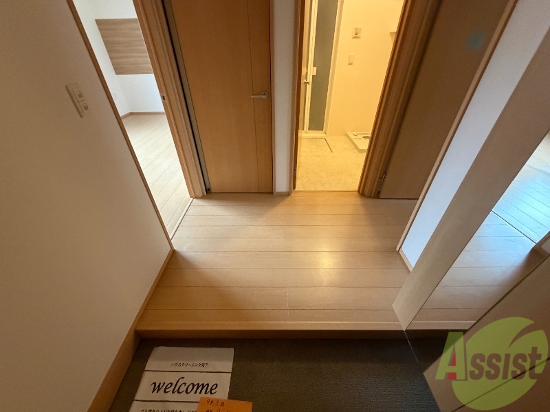 玄関　玄関からの様子です。すぐ部屋が見えないのは安心ですね。