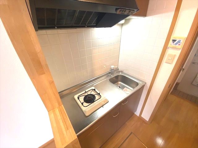 キッチン　コンパクトながら収納スペースもあるキッチンです♪