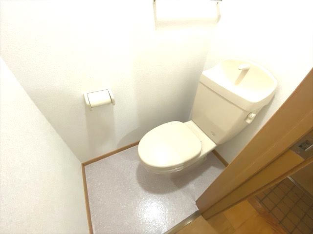 トイレ　シンプルで掃除のしやすいトイレです♪