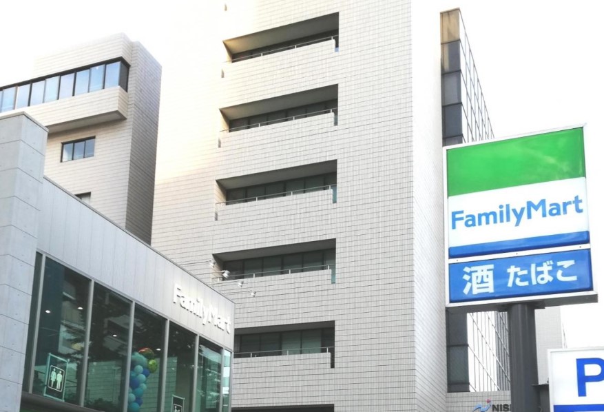 コンビニ　ファミリーマート伊豆屋下目黒三丁目店（コンビニ）まで200m