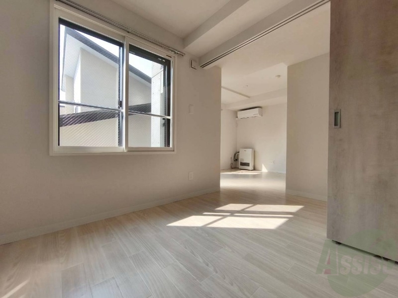 その他部屋・スペース　こちらのお部屋は光が差し込む、温かみのあるお部屋です。
