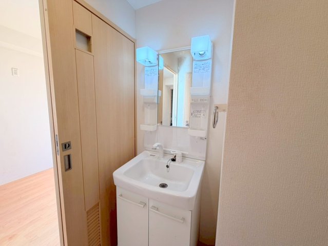 洗面設備　人気の独立洗面所にはうれしいシャンプードレッサーが付いてます