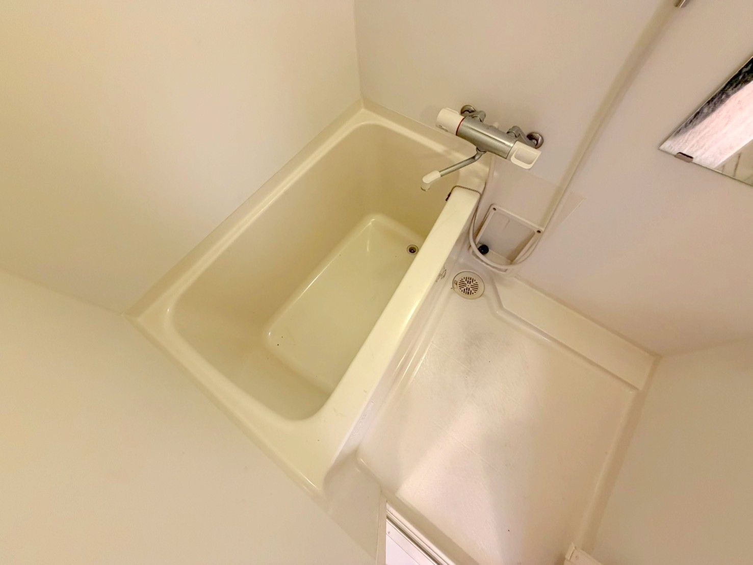 バス・シャワールーム　広めのお風呂は一日の疲れを癒してくれます。