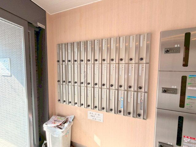 ロビー　ロビーにある各部屋毎のメールボックス。