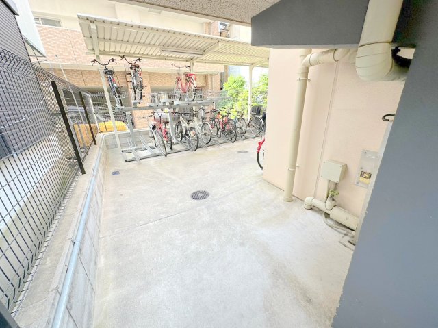 駐車場　敷地内にある駐輪場。雨の日にはうれしい屋根つきです。