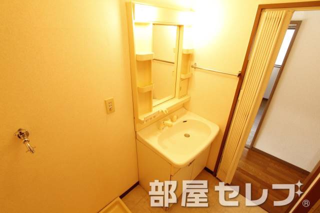 洗面設備　きれいな独立洗面所です。