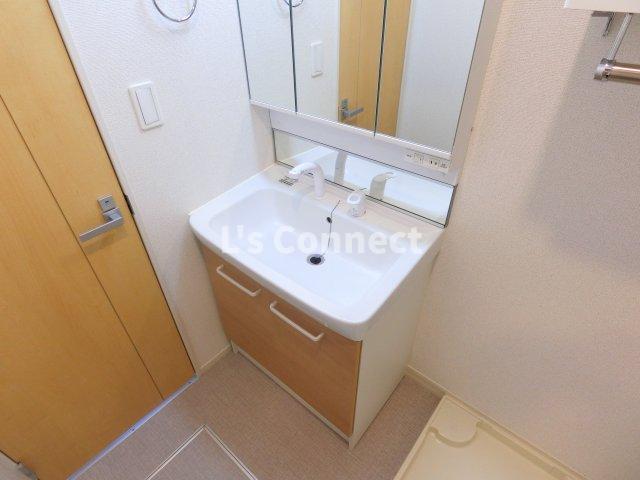 洗面設備　朝の支度もスムーズな独立洗面台。