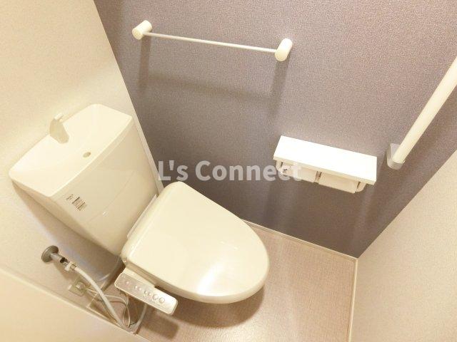 トイレ　温水洗浄便座付きのトイレ。