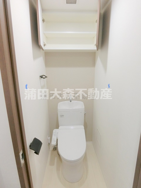 トイレ　上部棚収納+温水暖房便座付きトイレ