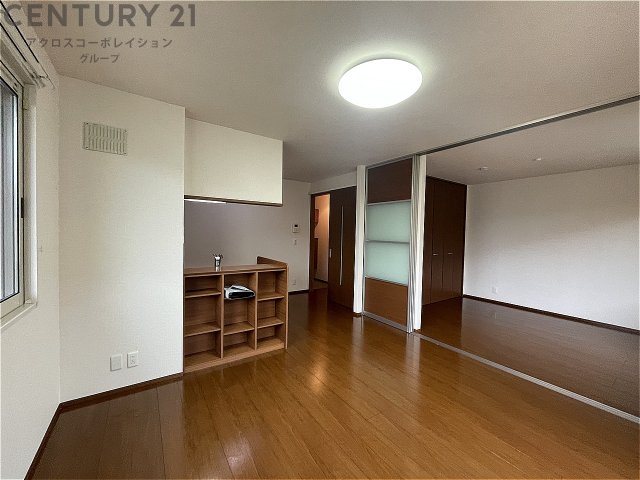 居室・リビング　床色が落ち着いた色合いで綺麗です♪