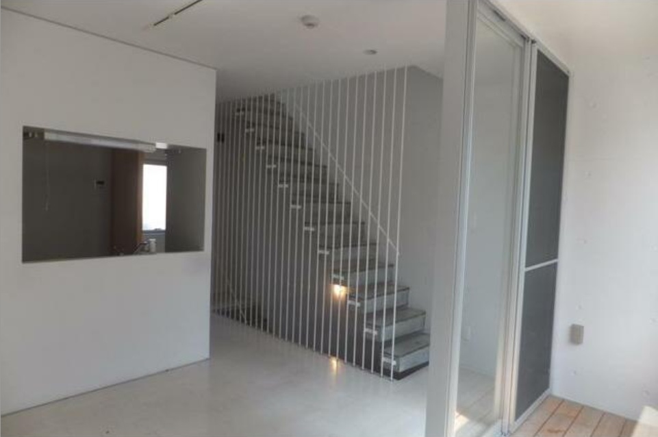 ミッドタウン出水 A号室の居間写真