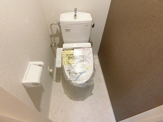 トイレ　嬉しい温水洗浄便座付きのトイレです。