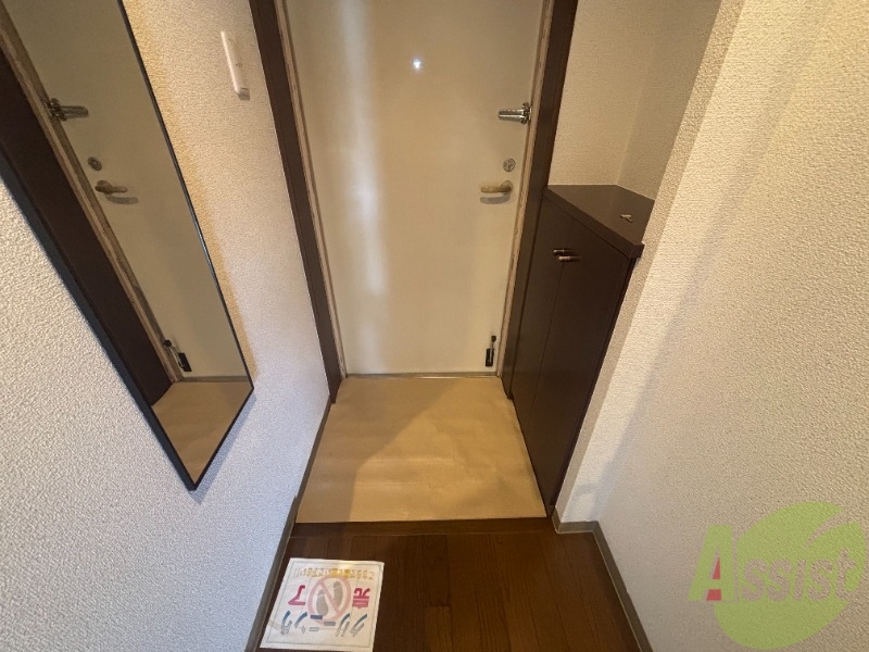 玄関　こちらは玄関のお写真です。広々としていて靴の着脱に便利です