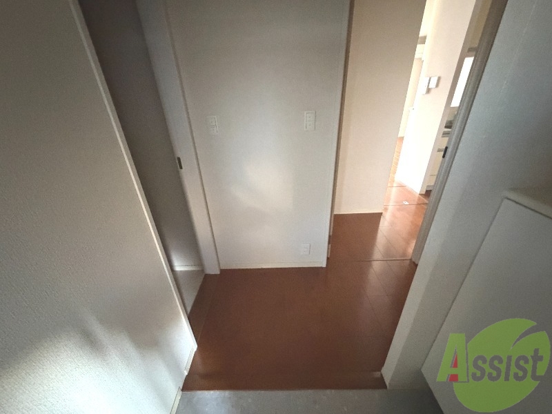 玄関　玄関からの様子です。すぐ部屋が見えないのは安心ですね。