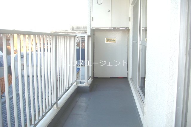 バルコニー　広いベランダで洗濯物も干しやすそうです。