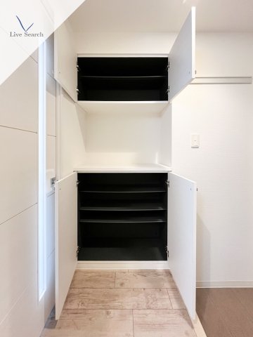 玄関　※写真は同じマンションの違う部屋のものになります。