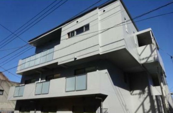 建物外観　鉄筋コンクリート造のがっちりとした建物。