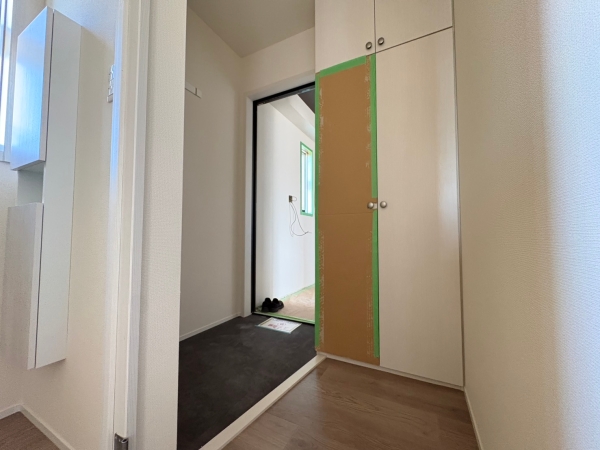 玄関　同物件別部屋のお写真になります。左右対称のお部屋の写真の場合