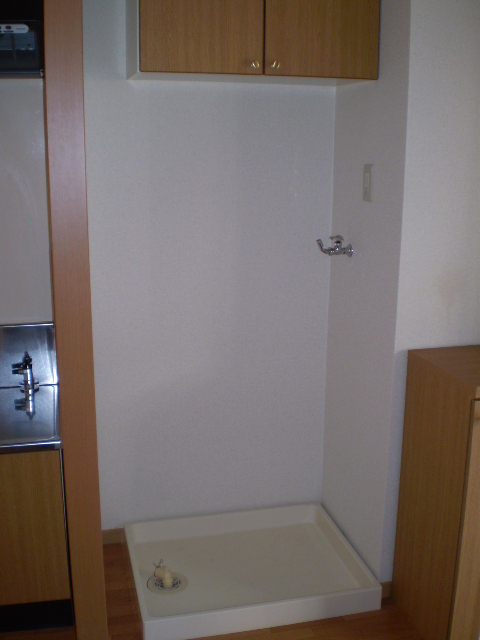 その他設備　屋内洗濯機置場（排水ドレンパン）完備・小物収納棚有り