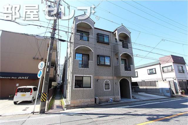 建物外観　３階建てのマンション。