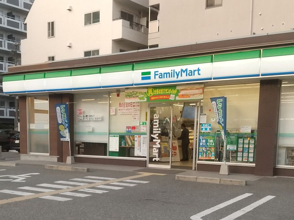 コンビニ　ファミリーマート東三国六丁目店（コンビニ）まで90m