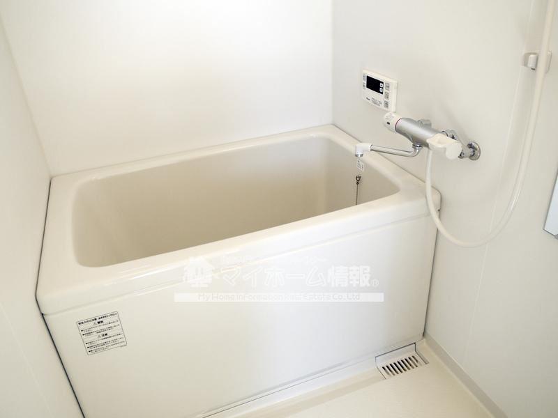 バス・シャワールーム　追い焚き機能付き！小窓があって換気もラクラクです！