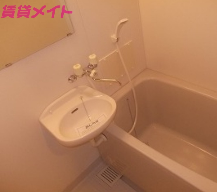 洗面設備　同建物の別部屋写真です