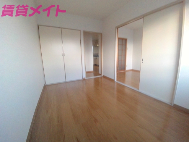 居室・リビング　同建物の別部屋写真です