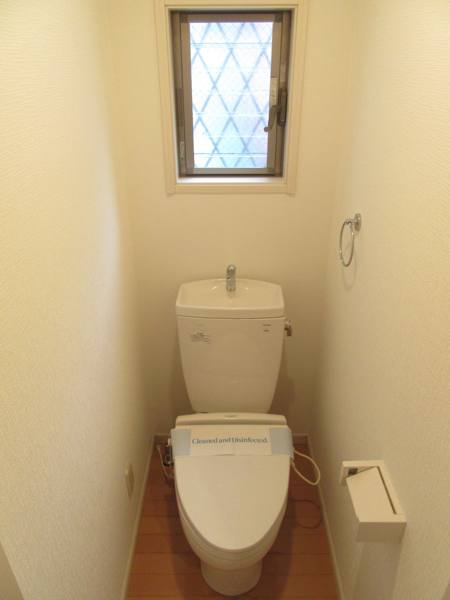 トイレ　窓有♪温水洗浄便座付き☆