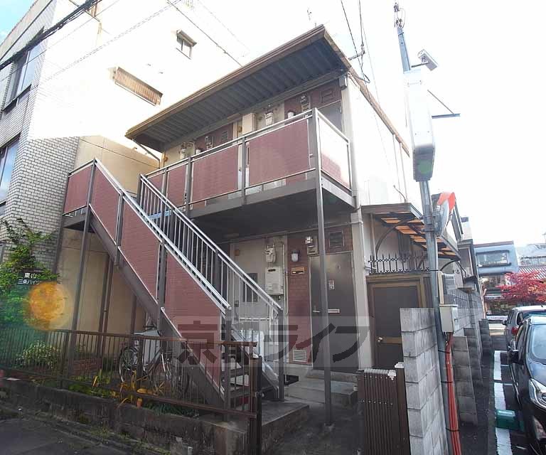 【京都市東山区西海子町のアパートの建物外観】