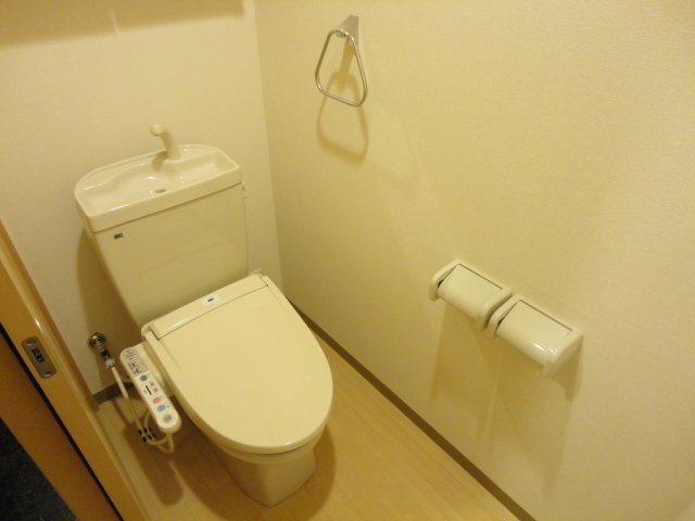 ＪＲ京浜東北線 蕨駅 徒歩30分 3階建 築15年のトイレ写真