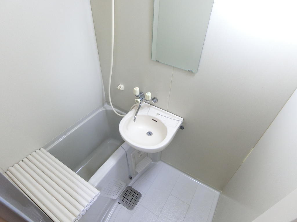 バス・シャワールーム　鏡付き洗面台あります！