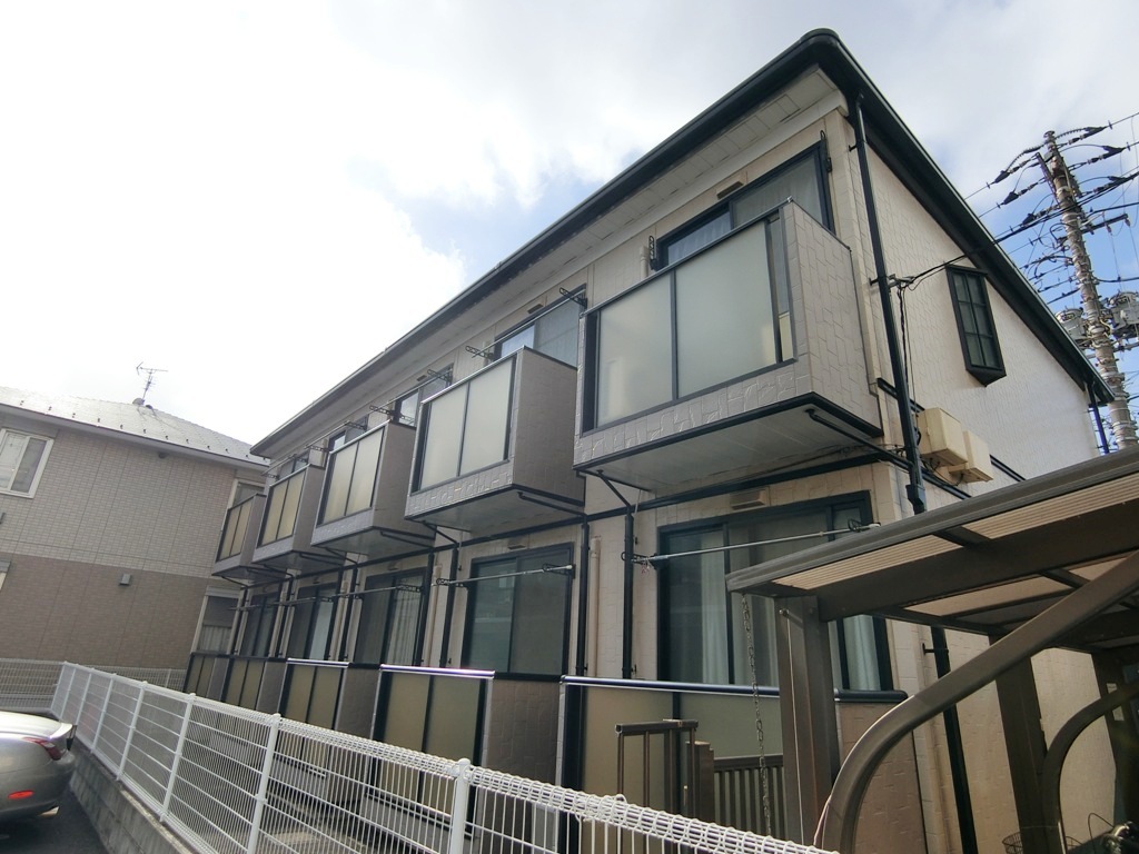 建物外観　閑静な住宅地で角地に立地していて全体的に日当りの良い建物です