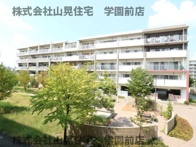 奈良市鶴舞西町のマンションの建物外観