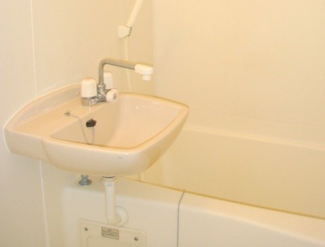 洗面設備　洗面台はバスルームに設置されています
