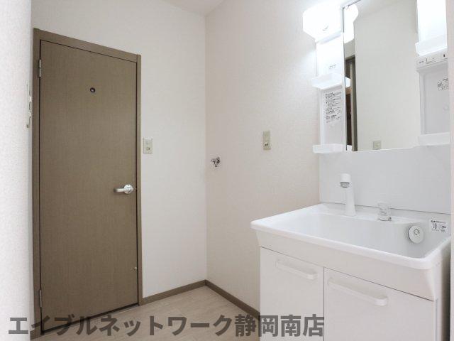 洗面設備　ゆったりとスペースのある洗面所