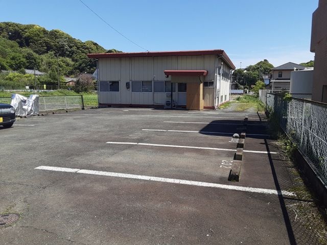 【菊川市西方のマンションの駐車場】