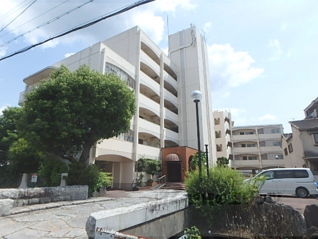 京都市山科区小野西浦のマンションの建物外観