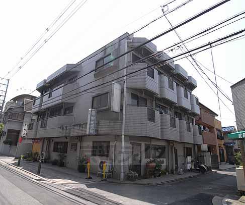 京都市伏見区深草泓ノ壺町のマンションの建物外観