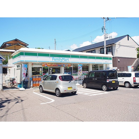 コンビニ　ファミリーマート桑原富久山店（コンビニ）まで775m
